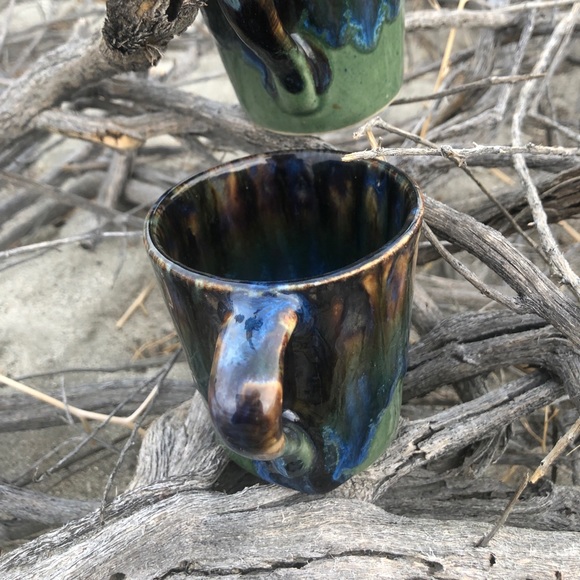 Two mid century studio tea cups. - Picture 2 of 3